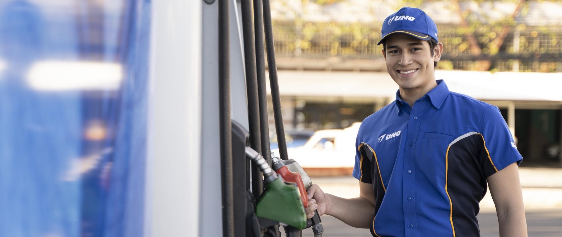 Colaborador de UNO en una estación de servicio